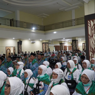 Jemaah Calon Haji Gabungan Polman, Majene dan Mamasa Memasuki Asrama Haji Makassar