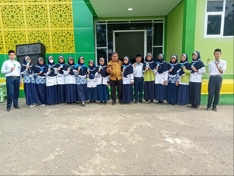 Madrasah Tsanawiyah Negeri 1 Polewali Mandar meluncurkan kartu pelajar peserta didik berbasis nomor induk siswa nasional (NISN).
