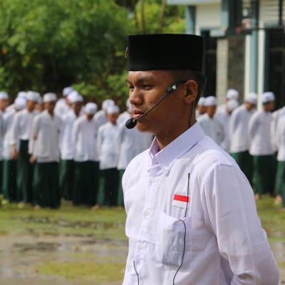 Meski Diguyur Hujan, Para Santri Tetap Semangat Melaksanakan Upacara