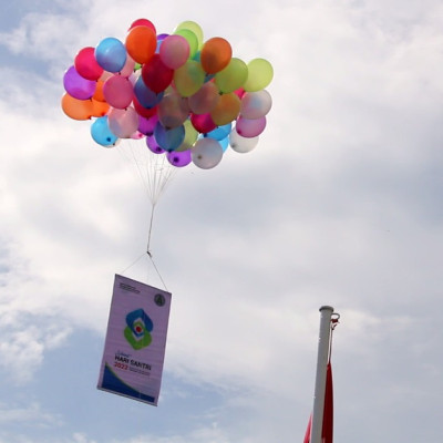 Kakanwil bersama Anregurutta KH. Latif Busyra  Lepas Balon di Lapangan Upacara Ponpes Asyalafi Parappe