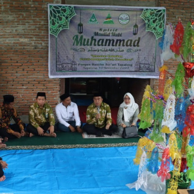 Kakanwil Bersama Ketua DWP Di acara Maulid Nabi Muhammad SAW Di Pondok Pesantren Hasyim Asy' Ari