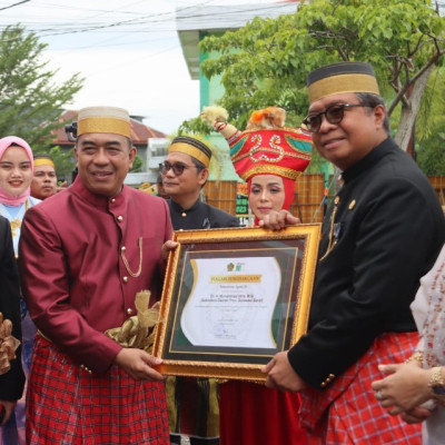 Kakanwil Kemenag Sulbar Menyerahkan Piagam Penghargaan Dan Satya Lencana Pada Peringatan HAB 77 Tahun