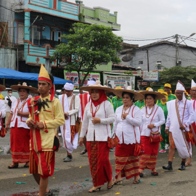 Defile 8 Kontingen Semarakkan Pembukaan Porseni HAB 77 Kementerian Agama Sulawesi Barat