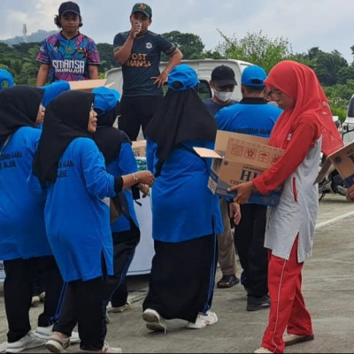 Penyuluh Agama Islam Kalukku Bagikan Air Kemasan Gratis di Jalan Santai HAB 77