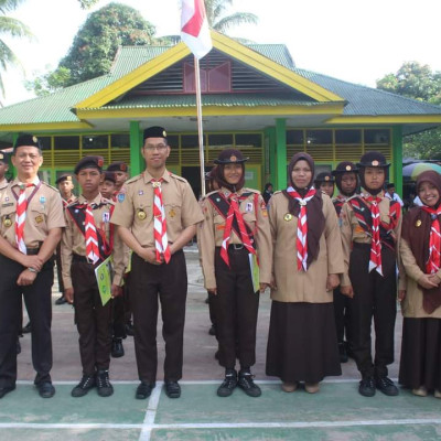 Setelah Memberikan Penghargaan, Kamad MTsN 1 Majene Melantik 16 Peserta Penggalang Ramu Gugus Depan 05-069/05-070