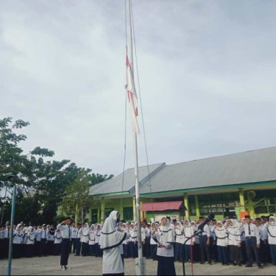 Kepala Madrasah Tanamkan Jiwa Cinta Tanah Air Kepada Seluruh Siswa MTsN 1 Polman