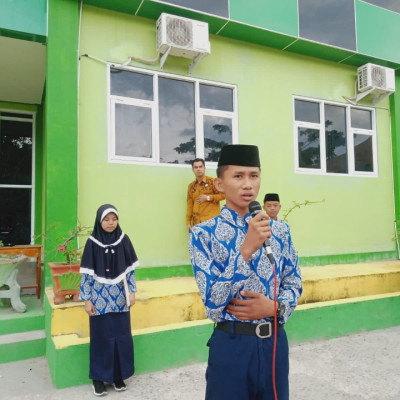 MTsN 1 Polman Tingkatkan Keterampilan Public Speaking Siswa Melalui Kultum