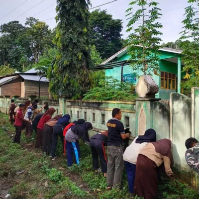 Jumat Bersih di MTsN 2 Polman