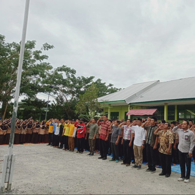 MTsN 1 Polman Gelar Penghormatan Bendera Merah Putih dan Pengajian Kitab Akhlakul Banin