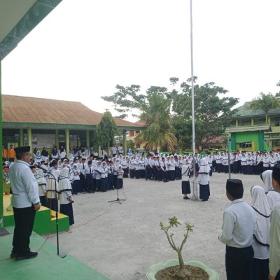 Kamad Sampaikan Target Mewujudkan Generasi Emas Dalam Upacara Bendera