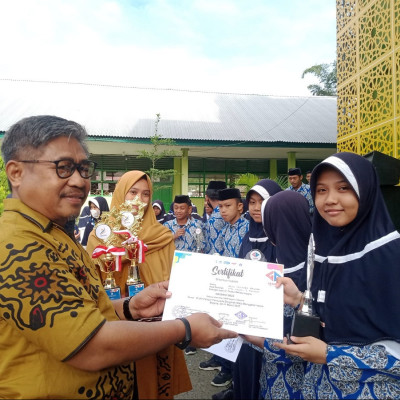 Apel Pagi, MTsN 1 Polman Berikan Penghargaan Kepada Siswa Berprestasi di Gebyar LES Dan GRADASI