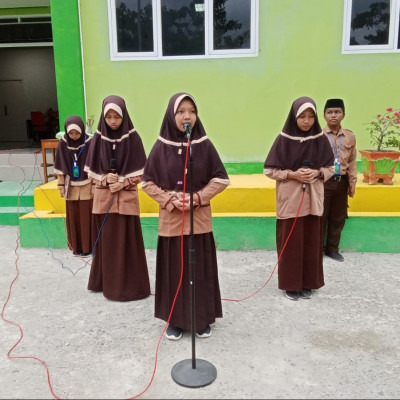 Kelas VIII Tampilkan Syarhil Qur'an Pada Apel Pagi MTsN 1 Polewali Mandar