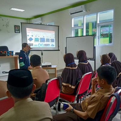 Jadi Program Prioritas Kemenag, MTsN 1 Polman Adakan Pembinaan Robotik Bagi Peserta Didik