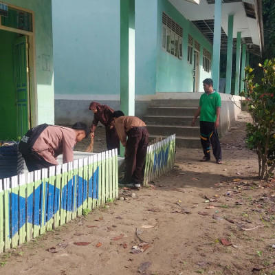 MTsN 2 Polewali Mandar Lakukan Jumat Bersih di Lingkungan Sekolah