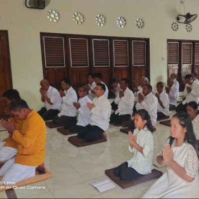 Peringatan Detik-detik Tri Suci Waisak 2567 TB, Umat Buddha Sulbar Puja Bakti di 4 Titik