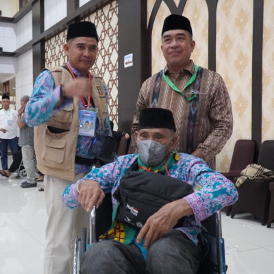 Pasangkan Gelang Ke Jemaah Calon Haji Lansia, Kakanwil Berikan Semangat