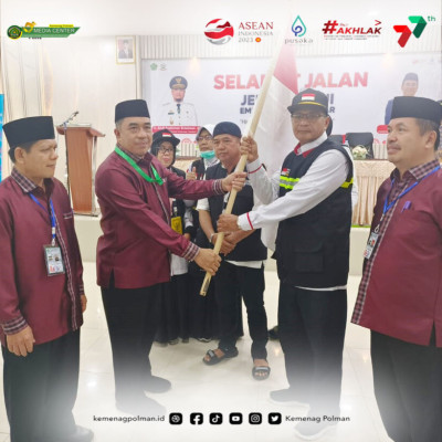 MEWAKILI PJ. GUBERNUR SULBAR, H. SYAFRUDIN BADERUNG MELEPAS SECARA RESMI JAMAAH HAJI KLOTER 17 POLEWALI MANDAR MENUJU MADINAH