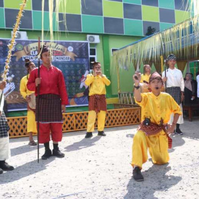 Penamatan Peserta Didik MTsN 1 Polman Kental Nuansa Adat Mandar Balanipa