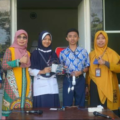 Dua Siswa MTsN 1 Polman Persentase Proyek Inovasi Robotik Membuat Takjub