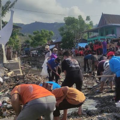 Moment Hari Santri, Ratusan Santri Ponpes Nuhiyah Pambusuang Lakukan Bakti Sosial