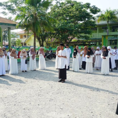 Madrasah Tsanawiyah Negeri 1 Polman Gelar Apel Peringatan Hari Santri Nasional