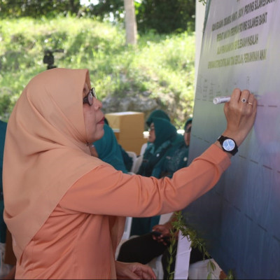 Ketua DWP Kanwil Kemenag Sulbar Tanda Tangani Komitmen bersama pada peringatan HKG PKK Ke 51 Tingkat Provinsi Sulawesi Barat