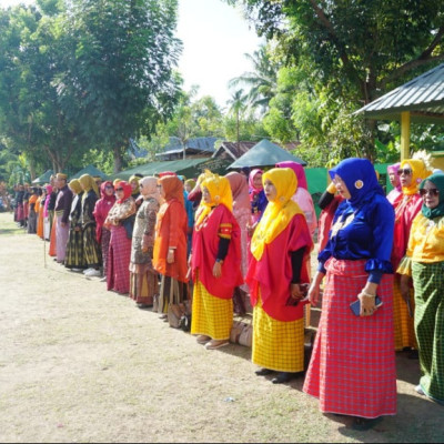 Pakaian Adat dan Drumband Warnai Peringatan HGN di MTsN 1 Polman