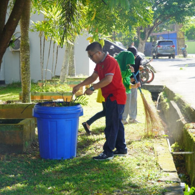 Pegawai Kanwil Kemenag Sulbar Kerja Bakti Sambut HAB ke-78