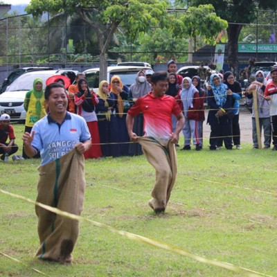 Perlombaan Lari Karung Meriahkan Hari Amal Bakti Kemenag RI Ke-78 di Kanwil Kemenag Sulbar