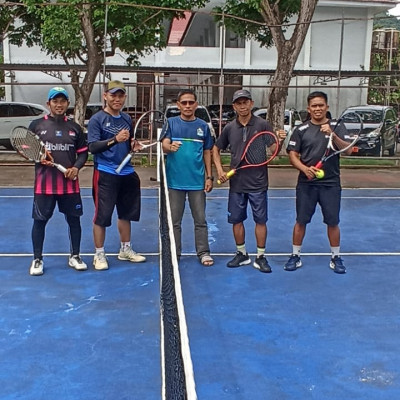 Sekretariat dan MTsN 1 Mamuju Berlaga Sengit Pada Final Lomba Tenis Lapangan