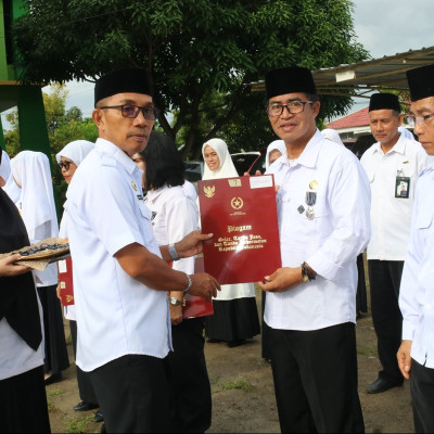 Penyematan Prestise Satya Lencana Karya Satya dari Presiden RI Untuk ASN Lingkup Kemenag Polman