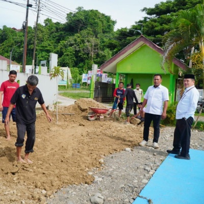 Kabag TU Suharli Pantau Penimbunan Area Sekitaran Lapangan Voli