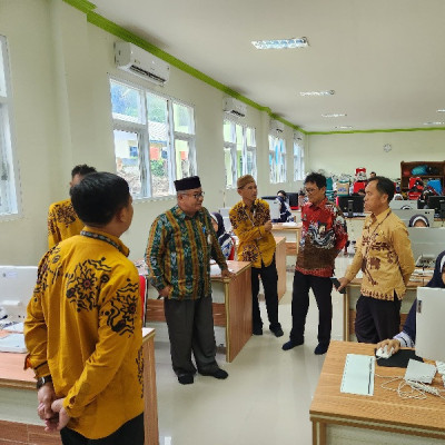 Kasi Penmad dan Pengawas Madrasah Kemenag Polman Pantau "ABM" di MTsN 1 Polman