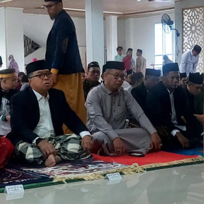 Pj Gubernur Sulbar, Sekprov Sulbar dan Plt Kakanwil Kemenag Sulbar Laksanakan Shalat Idul Fitri di Masjid Baitul Anwar