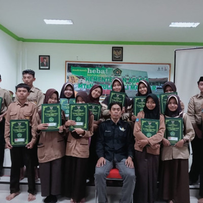 MTsN 1 Polman Serahkan Buku Rapor Tepat Waktu, Pengawas Madrasah: Terima Kasih Atas Dedikasinya 