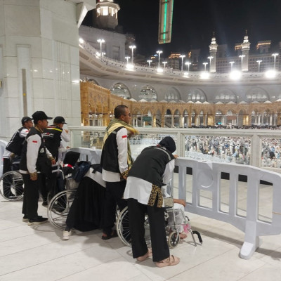 ​​​​​​​PPIH Fasilitasi Jemaah Belum ke Masjidil Haram, Doa di Depan Ka’bah