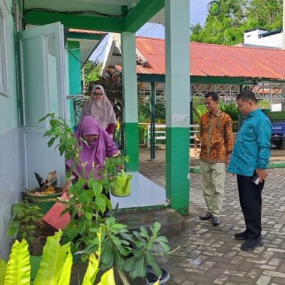 Kabid Penmad Sulbar Monitoring MTsN 1 dan MAN 1 Mamuju, Soroti Ekoteologi dan Kebersihan Sekolah