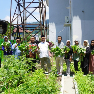 Ekoteologi Madrasah Berbuah Manis, Kemenag Sulbar Gelar Panen Perdana