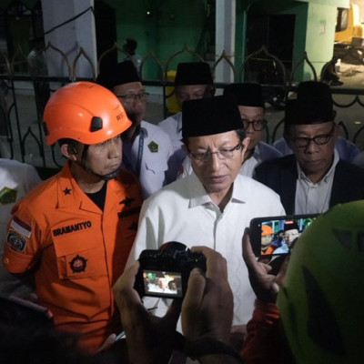 Sapa Keluarga Korban Bangunan Ambruk di Pesantren Al Khoziny, Menag Sampaikan Doa dan Dukungan