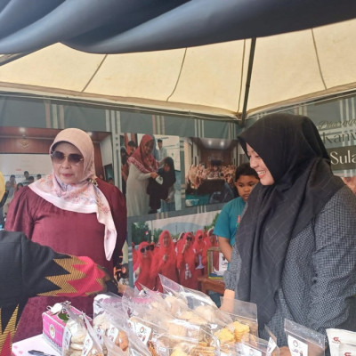 Dewan Penasehat DWP Kemenag Kunjungi Booth Expo Kemandirian Pesantren DWP Kanwil Kemenag Sulbar