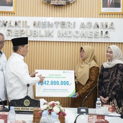 Wamenag Serahkan Santunan kepada Keluarga Petugas Haji yang Wafat