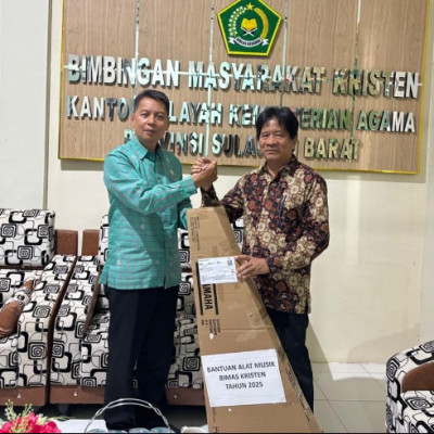 Bimas Kristen Kemenag Sulbar Serahkan Bantuan Alat Musik Gitar kepada LPPD Sulbar