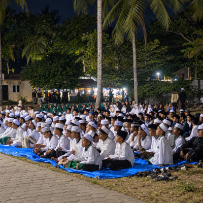 Hadiri Istighosah, Maulid dan Haul Muassis PPM Darul Mahfudz, Ketua DWP Kemenag Sulbar Ajak Santri Merawat Keteladanan